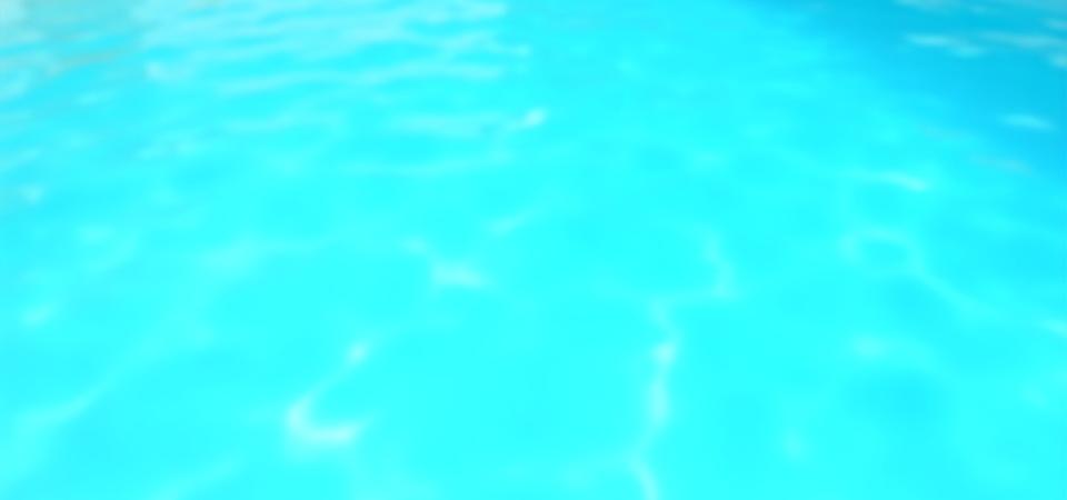 クエンドリヴァセルトラのマイクロフィルターによって完全に透明になったプールの澄んだ水。