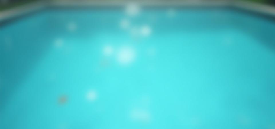 微細な粒子でわずかに濁り、不鮮明なプールの水。